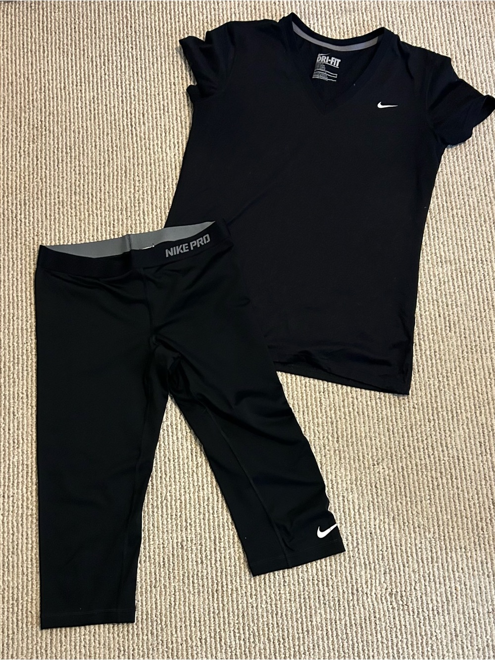 Nike Women Black Pro Dri Fit Compression Capri Leggings & shirt set - Large